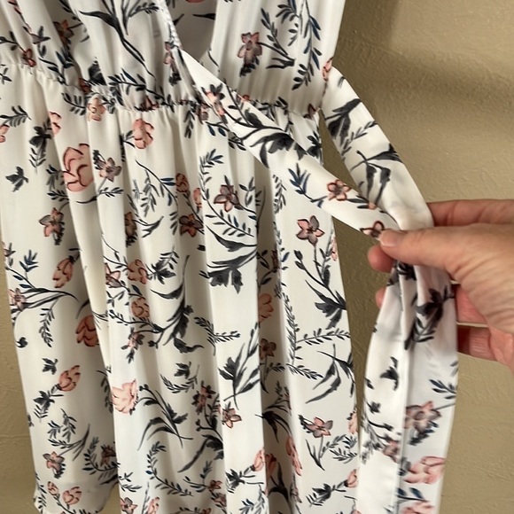 Sienna Sky mock wrap dress white w/flowers flutter sleeves lined bottom size S - Picture 7 of 15